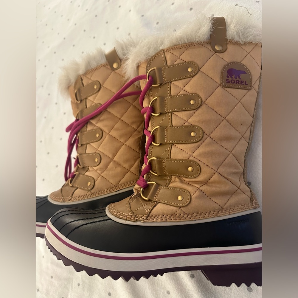 Like new Sorel snow boots, size 8, never worn.